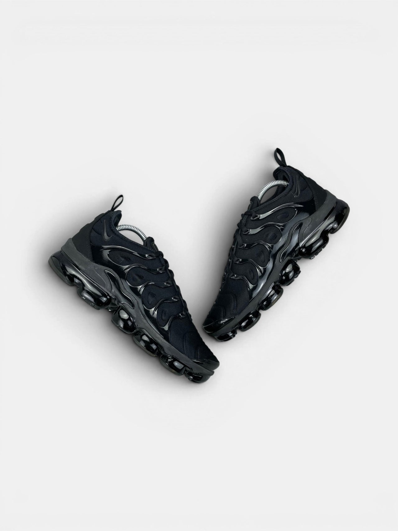 Nike Air VaporMax Plus Triple Black — buty sportowe męskie w bardzo dobrym stanie rozmiar 42.5, widok z góry na zewnętrzną stronę butów