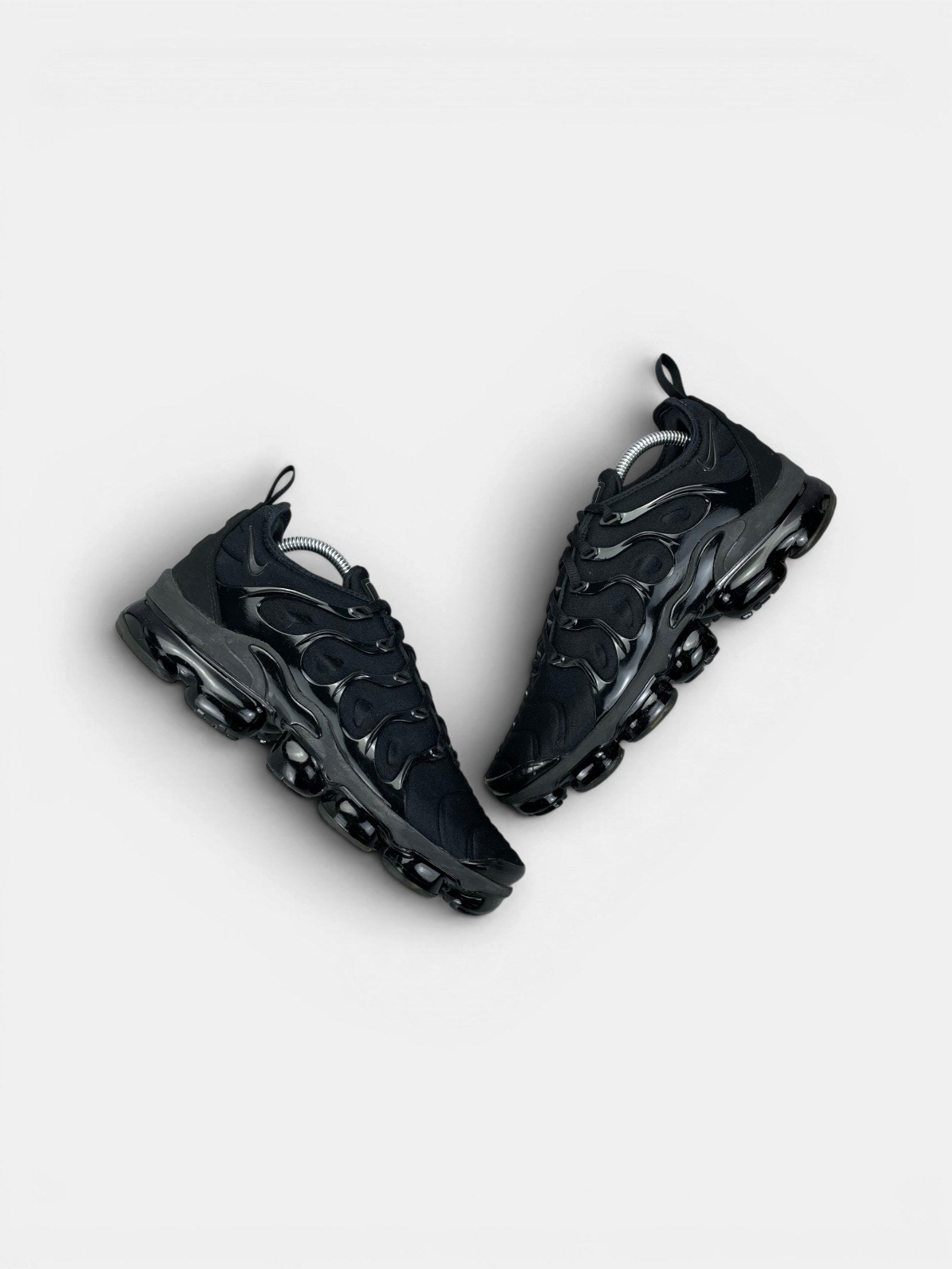 Nike Air VaporMax Plus Triple Black — buty sportowe męskie w bardzo dobrym stanie rozmiar 42.5, widok z góry na zewnętrzną stronę butów