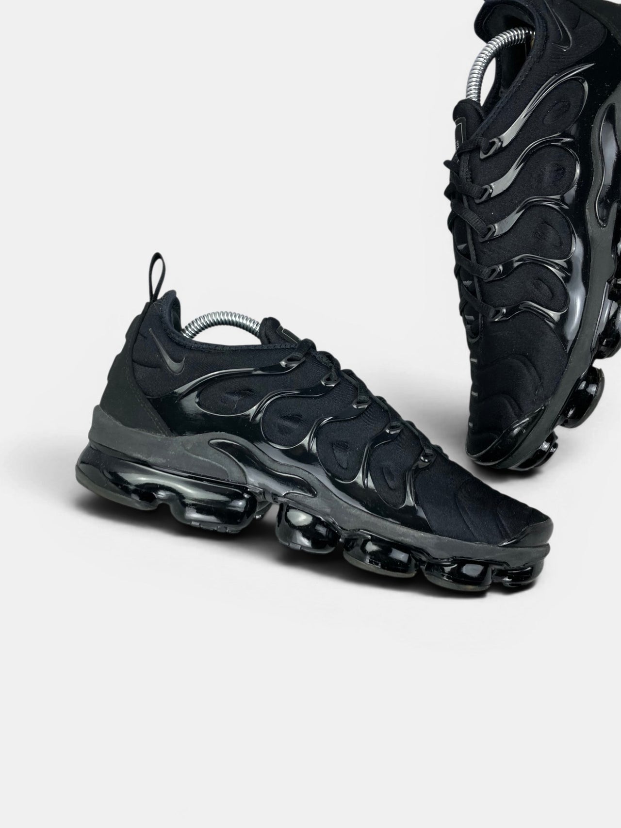 Nike Air VaporMax Plus Triple Black — buty sportowe męskie w bardzo dobrym stanie rozmiar 42.5, zewnętrzny panel prawego buta