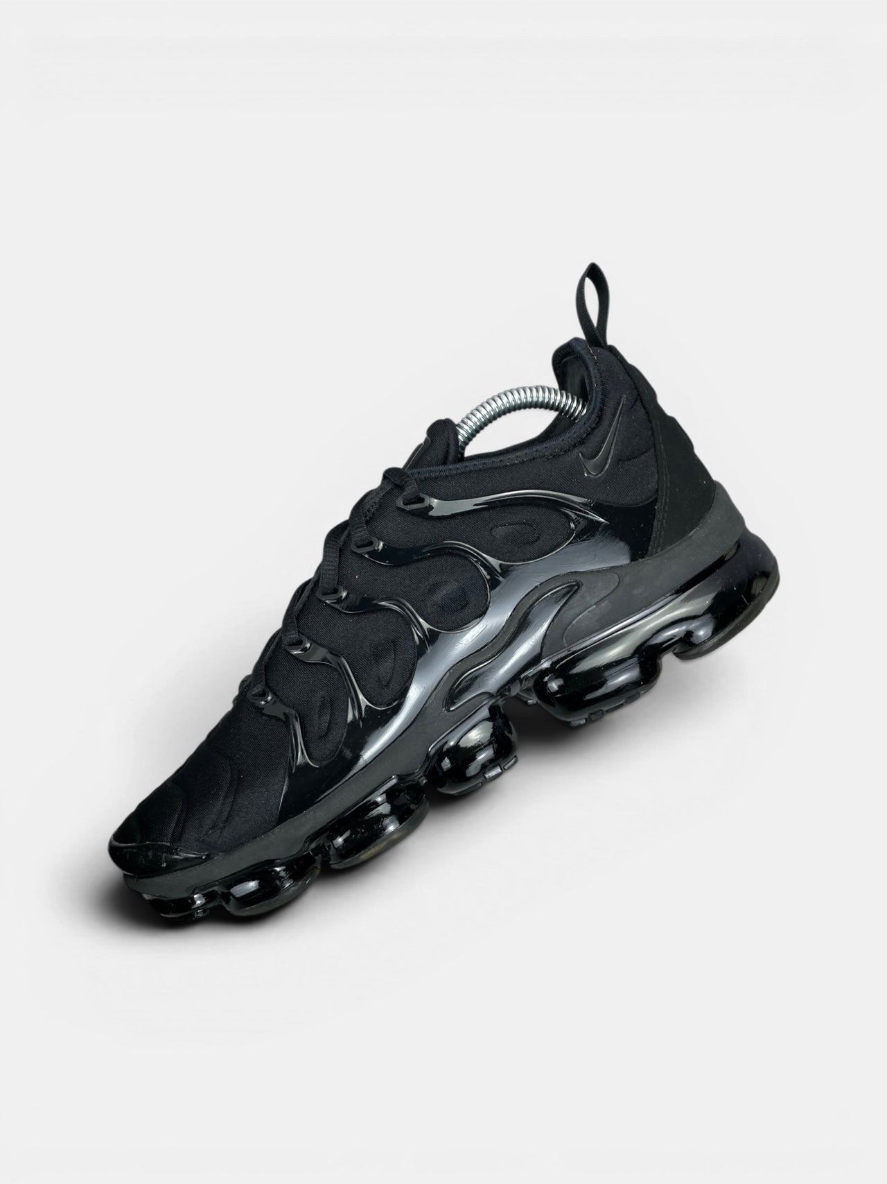 Nike Air VaporMax Plus Triple Black — buty sportowe męskie w bardzo dobrym stanie rozmiar 42.5, zewnętrzny panel lewego buta