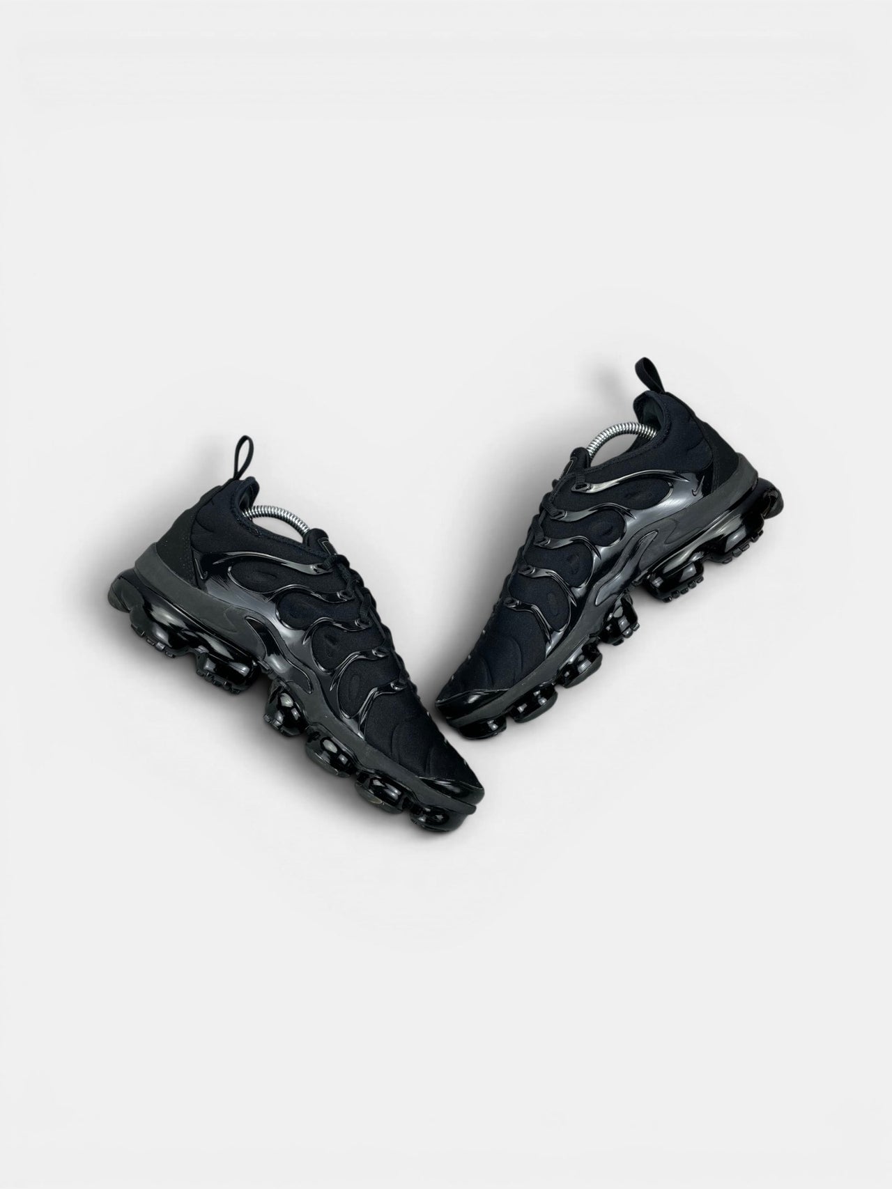 Nike Air VaporMax Plus Triple Black — buty sportowe męskie w bardzo dobrym stanie rozmiar 42.5, widok z góry na wewnętrzną stronę butów