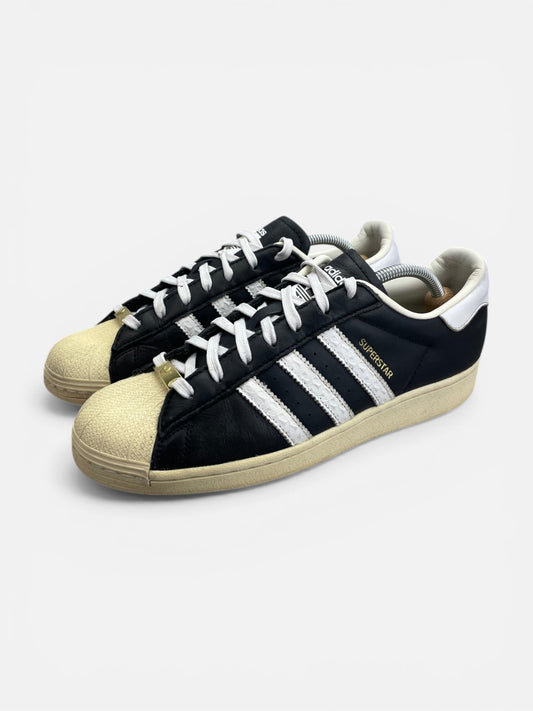 Adidas Superstar Debossed Stripes - buty sportowe, widok z boku