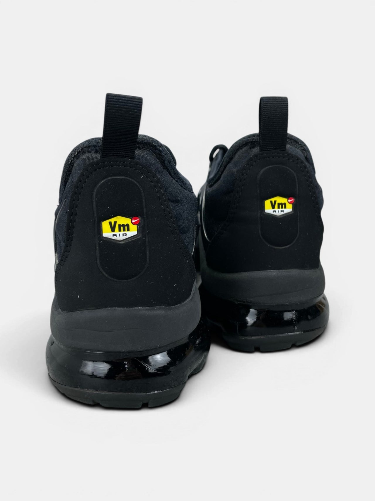 Nike Air VaporMax Plus Triple Black — buty sportowe męskie w bardzo dobrym stanie rozmiar 42.5, widok z tyłu