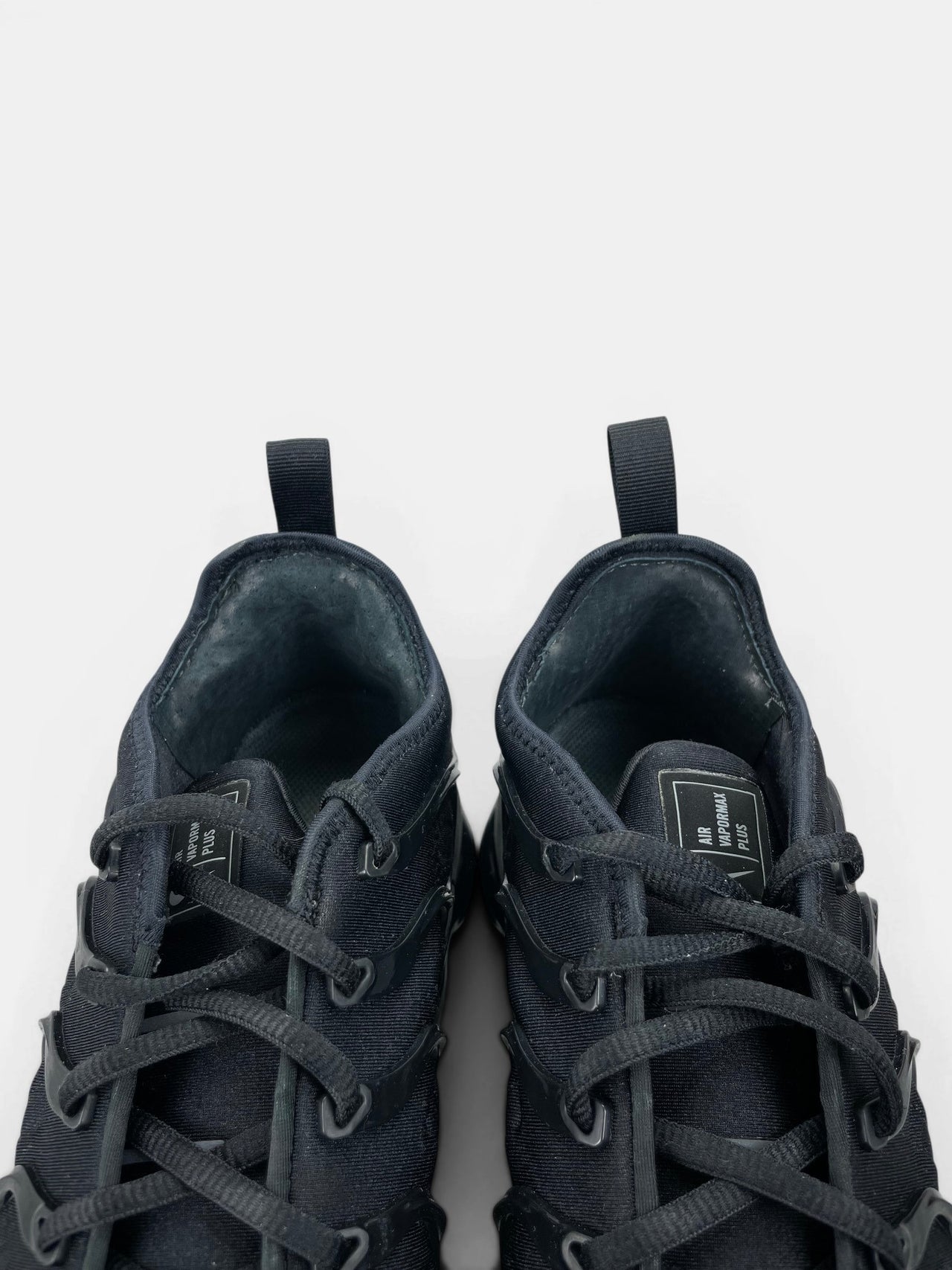 Nike Air VaporMax Plus Triple Black — buty sportowe męskie w bardzo dobrym stanie rozmiar 42.5, zapiętki butów