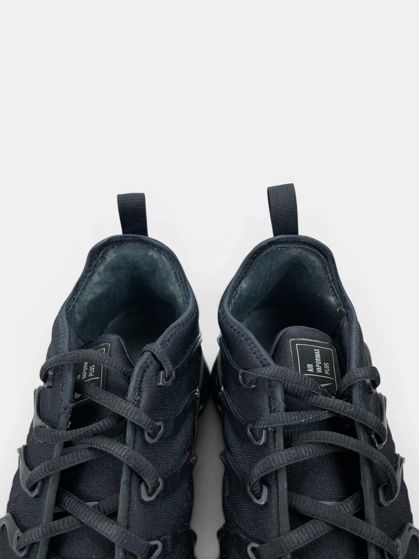 Nike Air VaporMax Plus Triple Black — buty sportowe męskie w bardzo dobrym stanie rozmiar 42.5, zapiętki butów