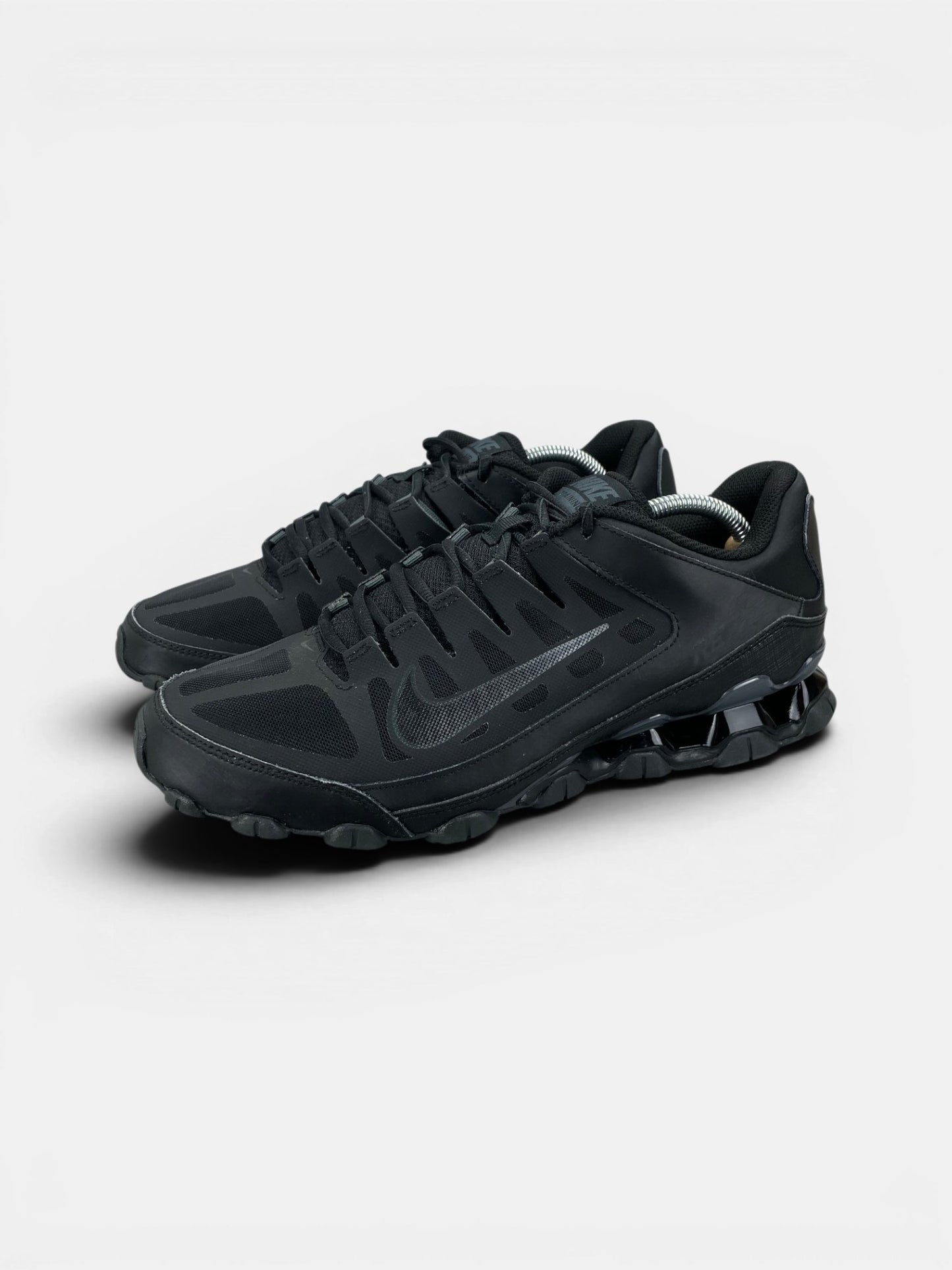 Nike Reax 8 TR Black — buty sportowe męskie w bardzo dobrym stanie rozmiar 44.5, widok z boku