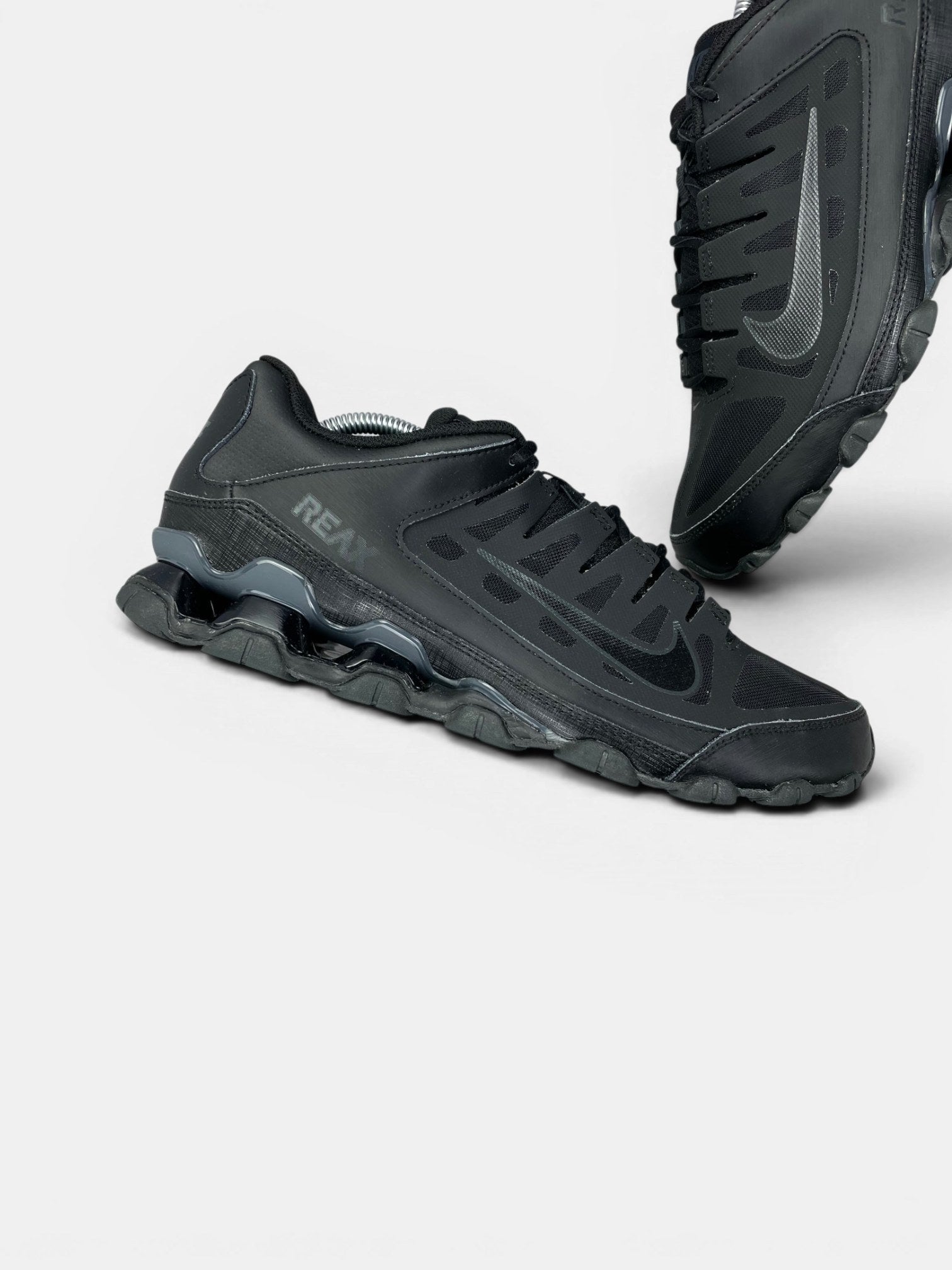 Nike Reax 8 TR Black — buty sportowe męskie w bardzo dobrym stanie rozmiar 44.5, zewnętrzny panel prawego buta