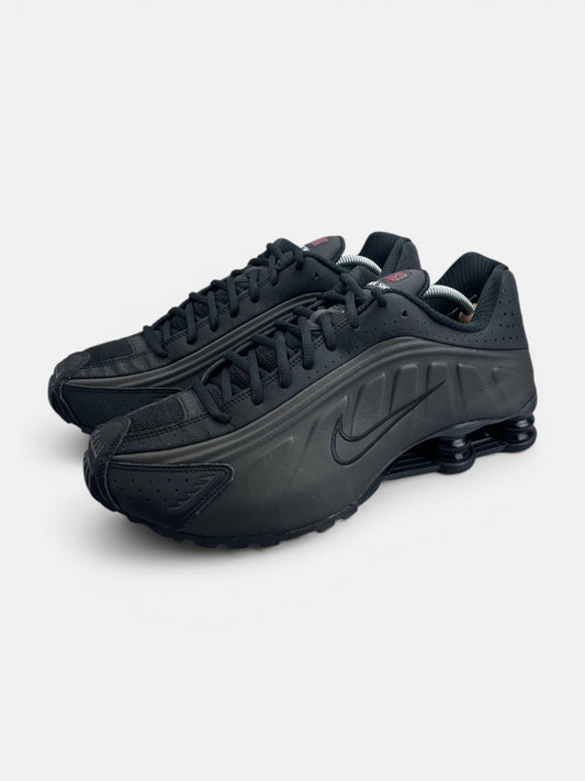 Nike Shox R4 Triple Black - buty sportowe, widok z boku