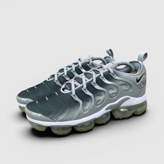Nike Air Vapormax Plus Wolf Grey — buty sportowe męskie w bardzo dobrym stanie rozmiar 42.5, para butów