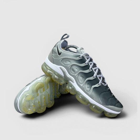Nike Air Vapormax Plus Wolf Grey — buty sportowe męskie w bardzo dobrym stanie rozmiar 42.5, para butów