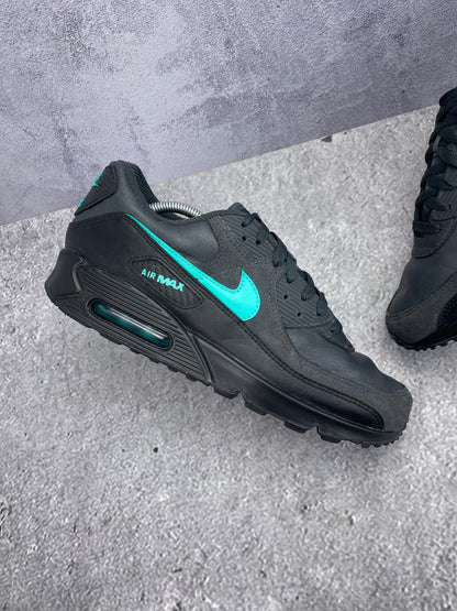 Nike Air Max 90 Black Aurora Green - buty sportowe, zewnętrzny panel lewego buta