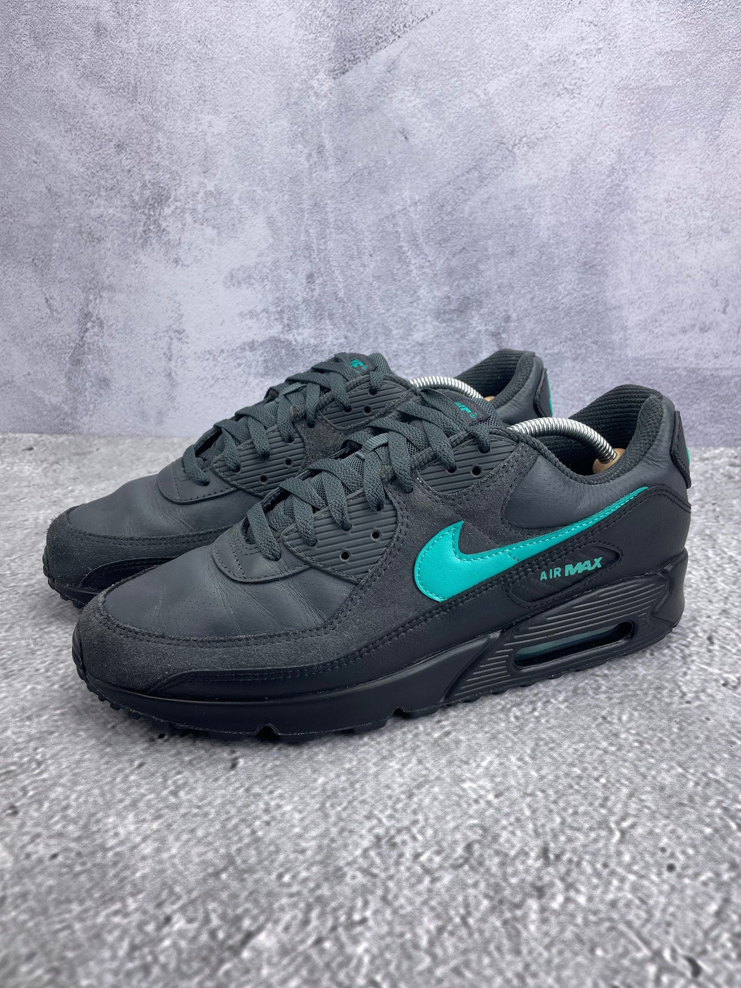 Nike Air Max 90 Black Aurora Green - buty sportowe, widok z boku na tle studyjnym