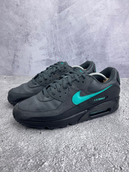 Nike Air Max 90 Black Aurora Green - buty sportowe, widok z boku na tle studyjnym