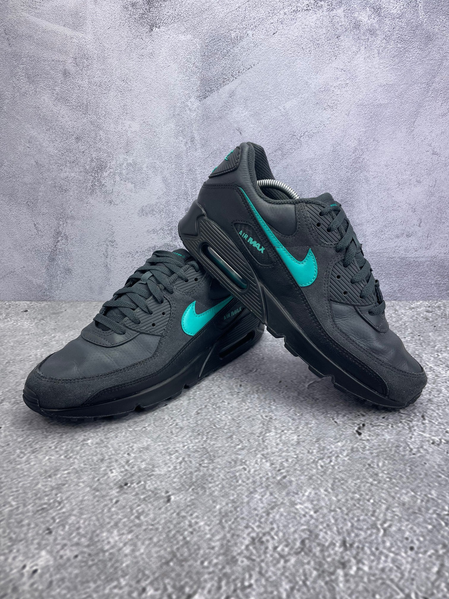 Nike Air Max 90 Black Aurora Green - buty sportowe, para butów, widok z boku na tle studyjnym