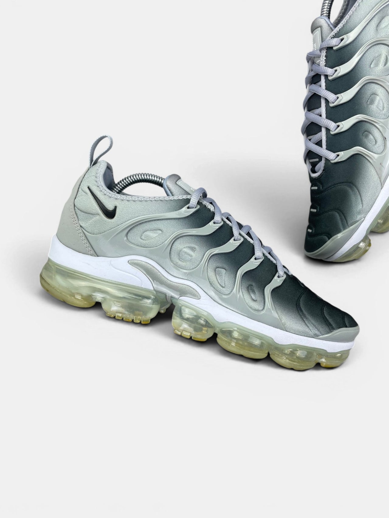 Nike Air Vapormax Plus — buty sportowe męskie w bardzo dobrym stanie rozmiar 42.5, boczny profil, lewa strona