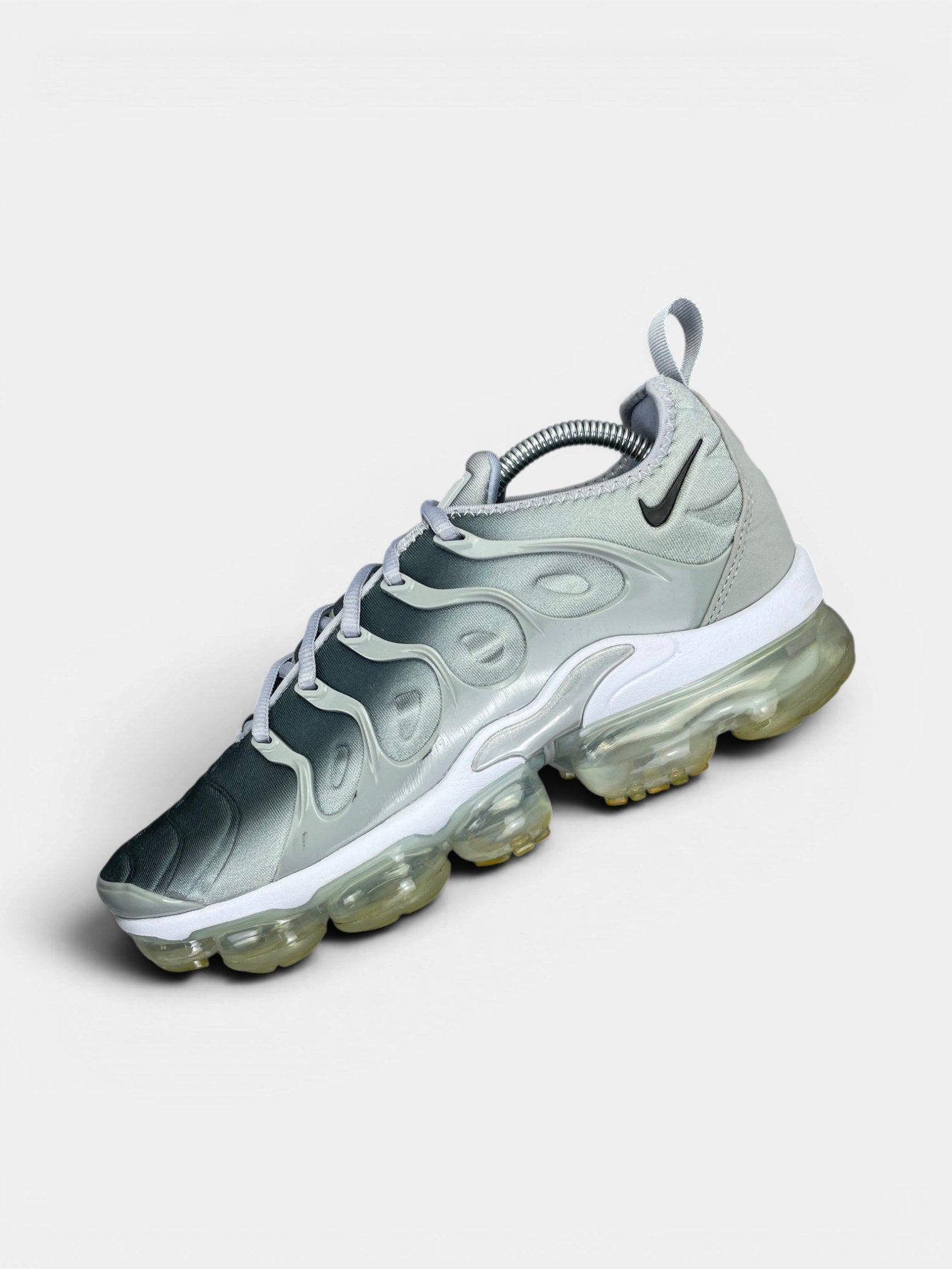 Nike Air Vapormax Plus — buty sportowe męskie w bardzo dobrym stanie rozmiar 42.5, boczny profil, lewa strona