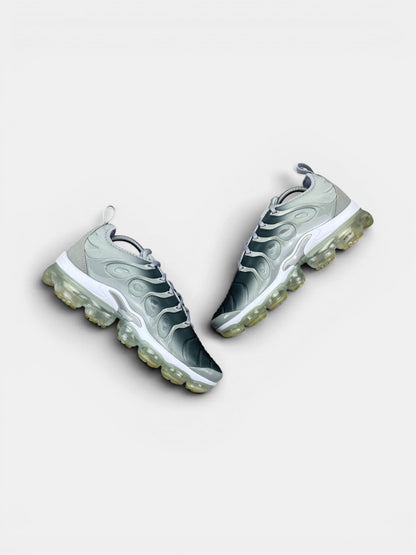 Nike Air Vapormax Plus — buty sportowe męskie w bardzo dobrym stanie rozmiar 42.5, para butów