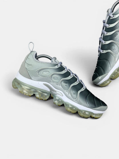 Nike Air Vapormax Plus — buty sportowe męskie w bardzo dobrym stanie rozmiar 42.5, boczny profil, lewa strona