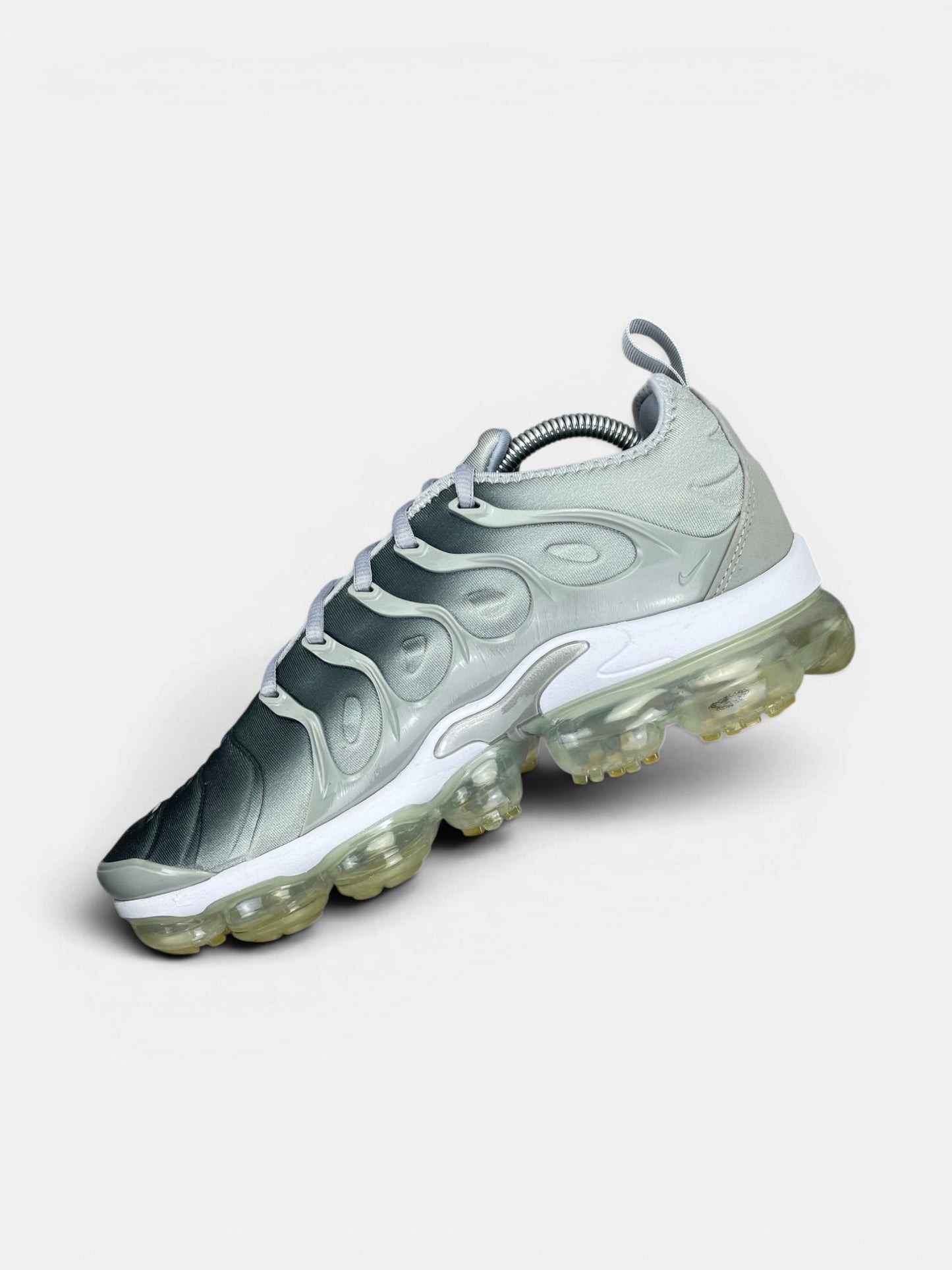 Nike Air Vapormax Plus — buty sportowe męskie w bardzo dobrym stanie rozmiar 42.5, boczny profil, lewa strona