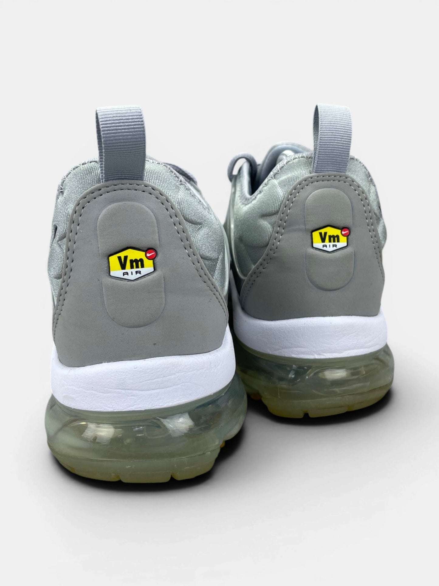 Nike Air Vapormax Plus — buty sportowe męskie w bardzo dobrym stanie rozmiar 42.5, widok z tyłu