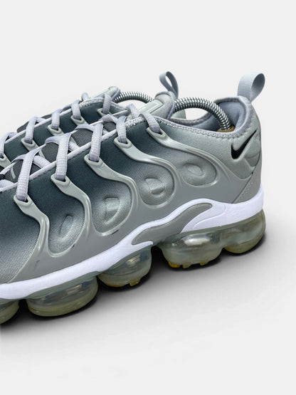 Nike Air Vapormax Plus — buty sportowe męskie w bardzo dobrym stanie rozmiar 42.5, boczny profil, lewa strona
