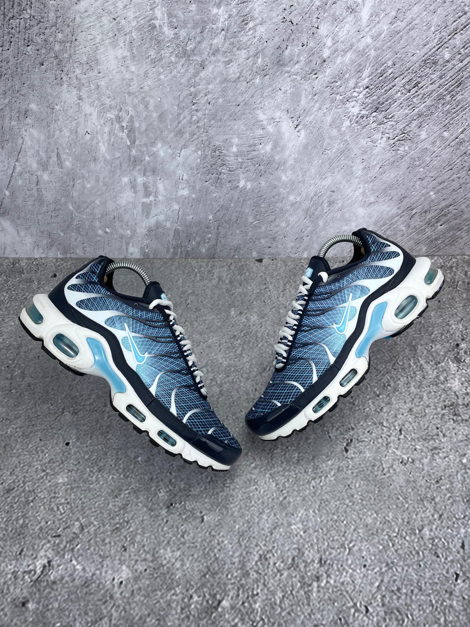 Nike Air Max Plus Dark Obsidian - buty sportowe, widok z góry na zewnętrzną stronę butów
