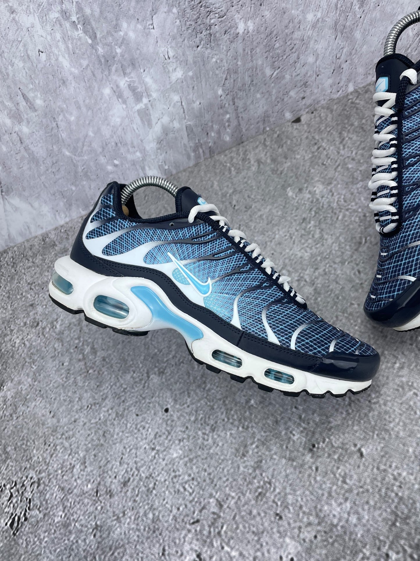 Nike Air Max Plus Dark Obsidian - buty sportowe, zewnętrzny panel lewego buta