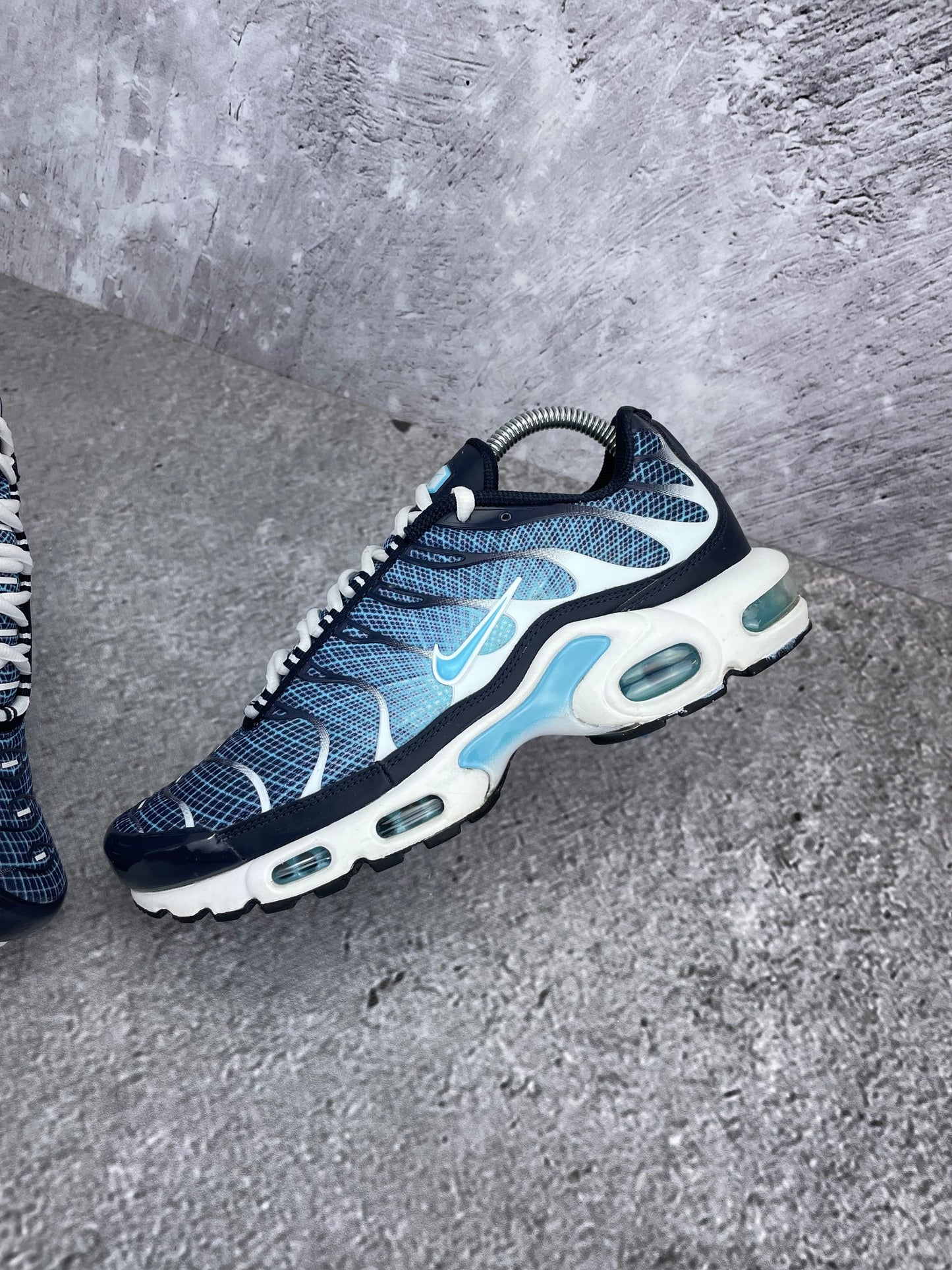Nike Air Max Plus Dark Obsidian - buty sportowe, widok z góry na wewnętrzną stronę butów