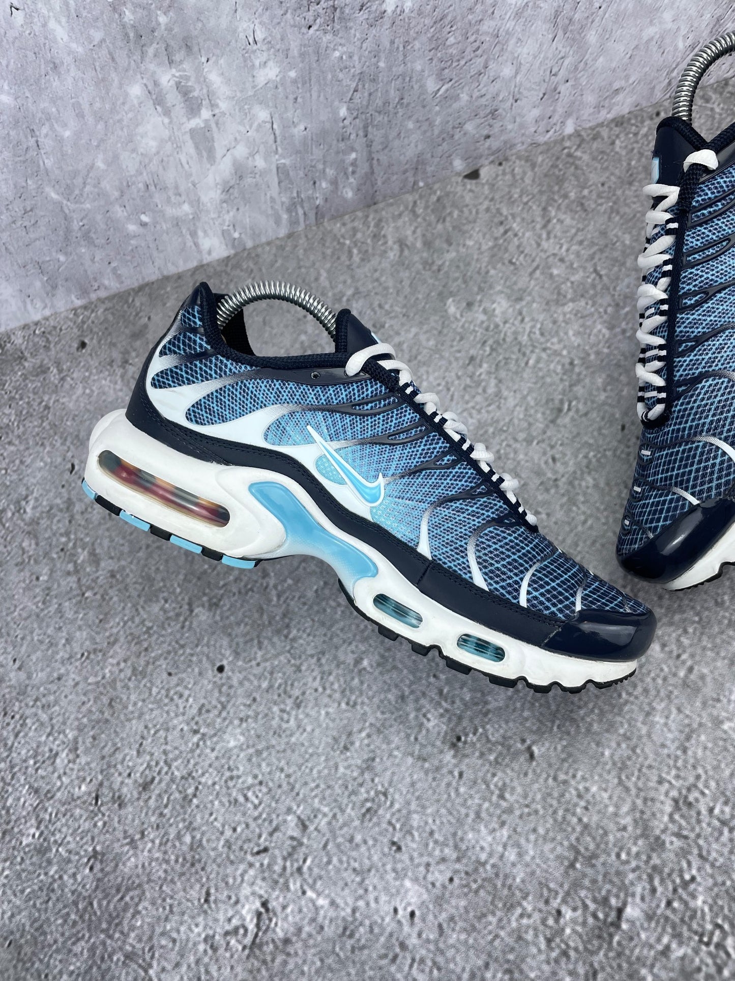 Nike Air Max Plus Dark Obsidian - buty sportowe, wewnętrzny panel lewego buta