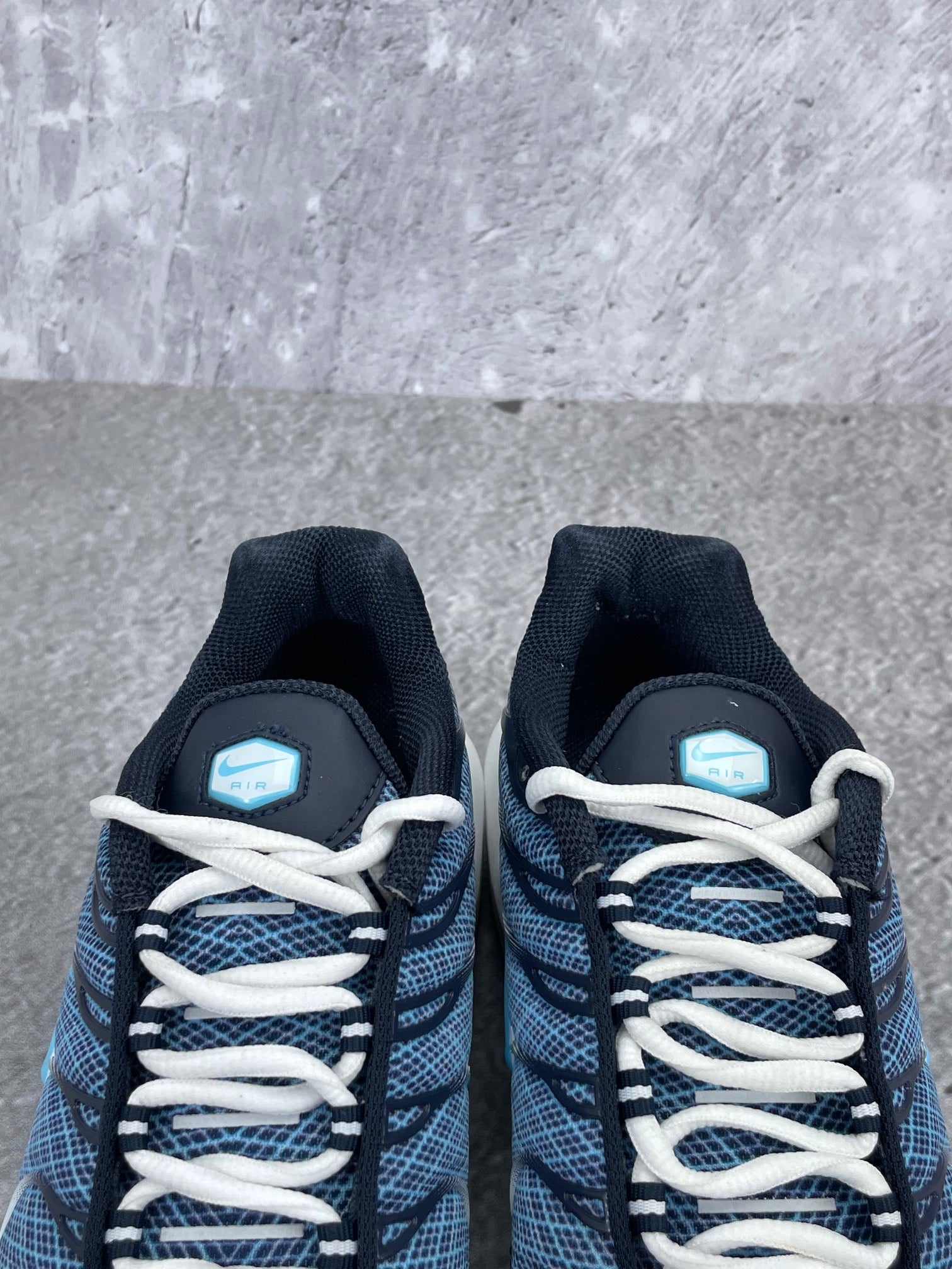 Nike Air Max Plus Dark Obsidian - buty sportowe, zapiętki butów