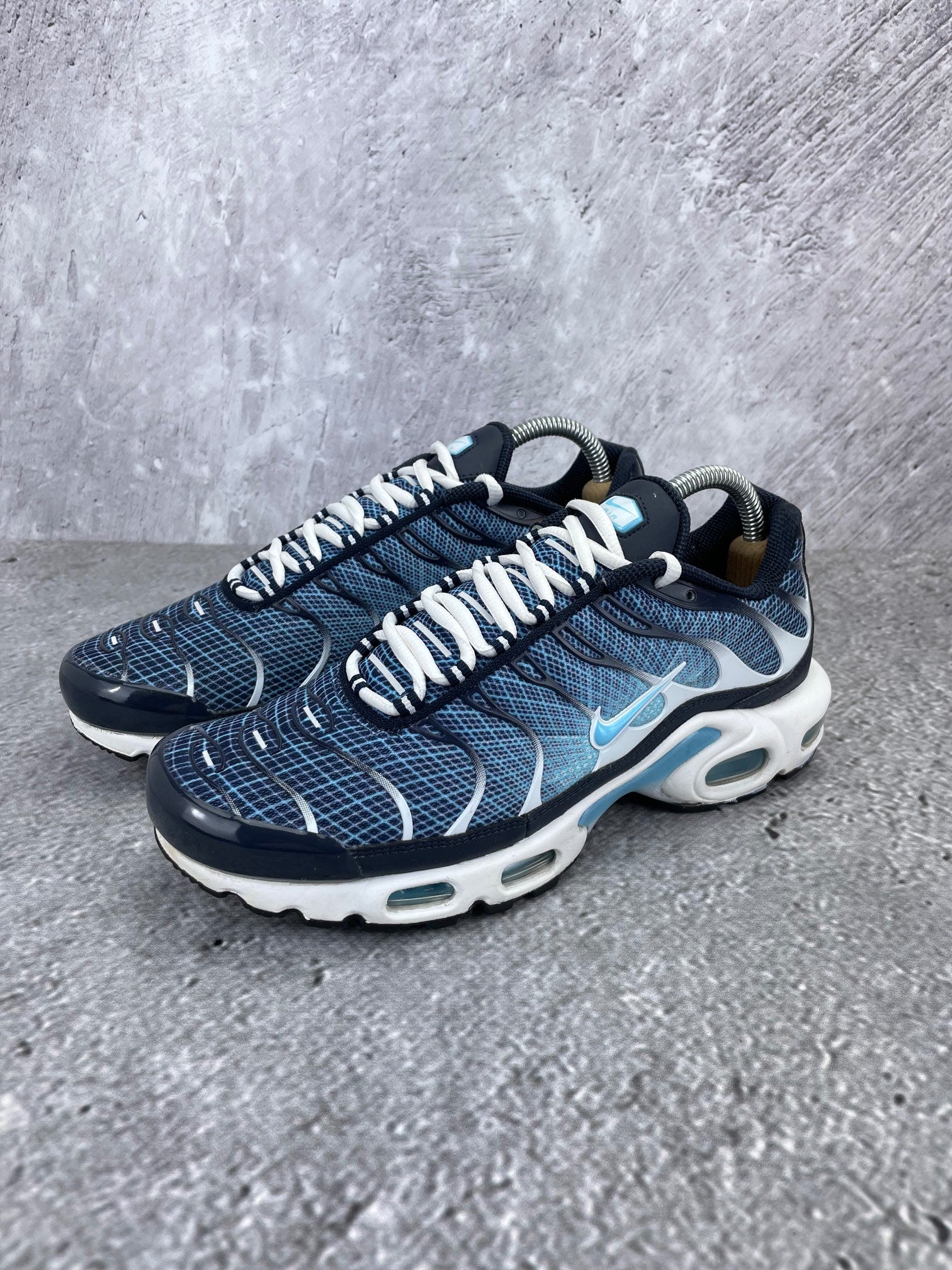 Nike Air Max Plus Dark Obsidian - buty sportowe, widok z boku na tle studyjnym