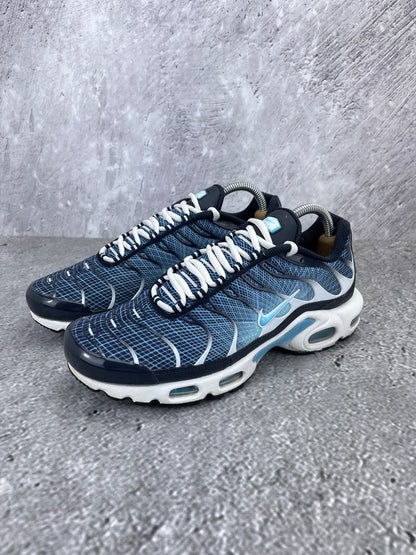 Nike Air Max Plus Dark Obsidian - buty sportowe, widok z boku na tle studyjnym