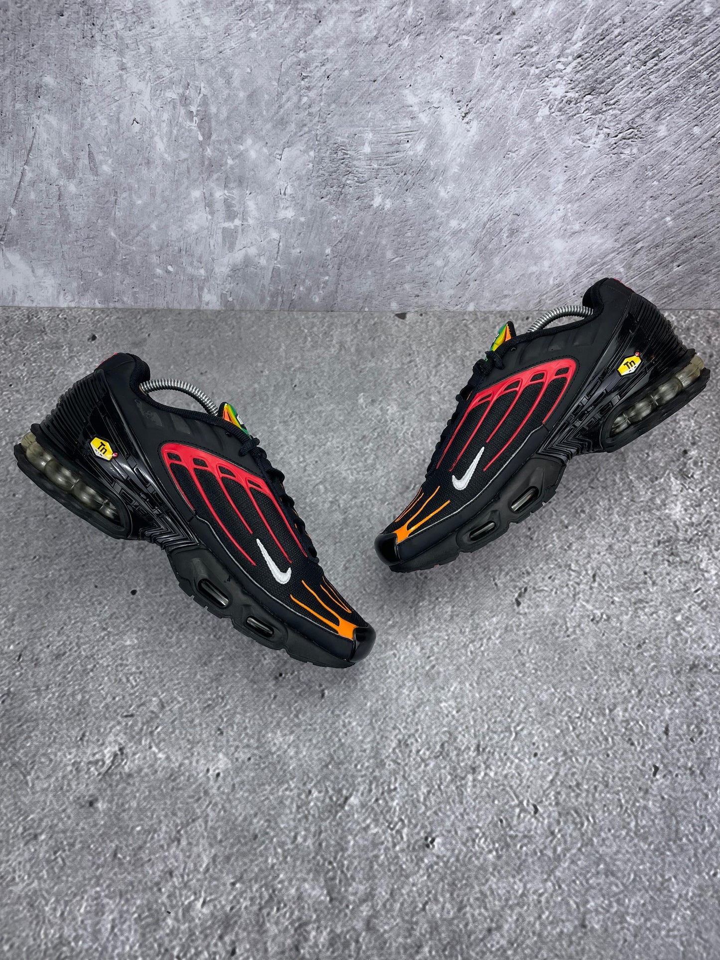 Nike Air Max Plus 3 Black Orange - buty sportowe, zewnętrzny panel prawego buta