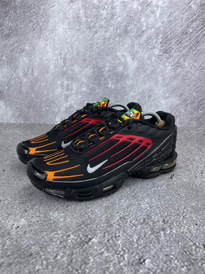 Nike Air Max Plus 3 Black Orange - buty sportowe, widok z boku na tle studyjnym