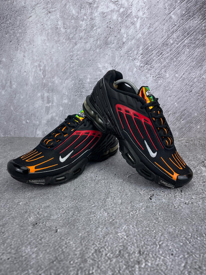 Nike Air Max Plus 3 Black Orange - buty sportowe, para butów, widok z boku na tle studyjnym