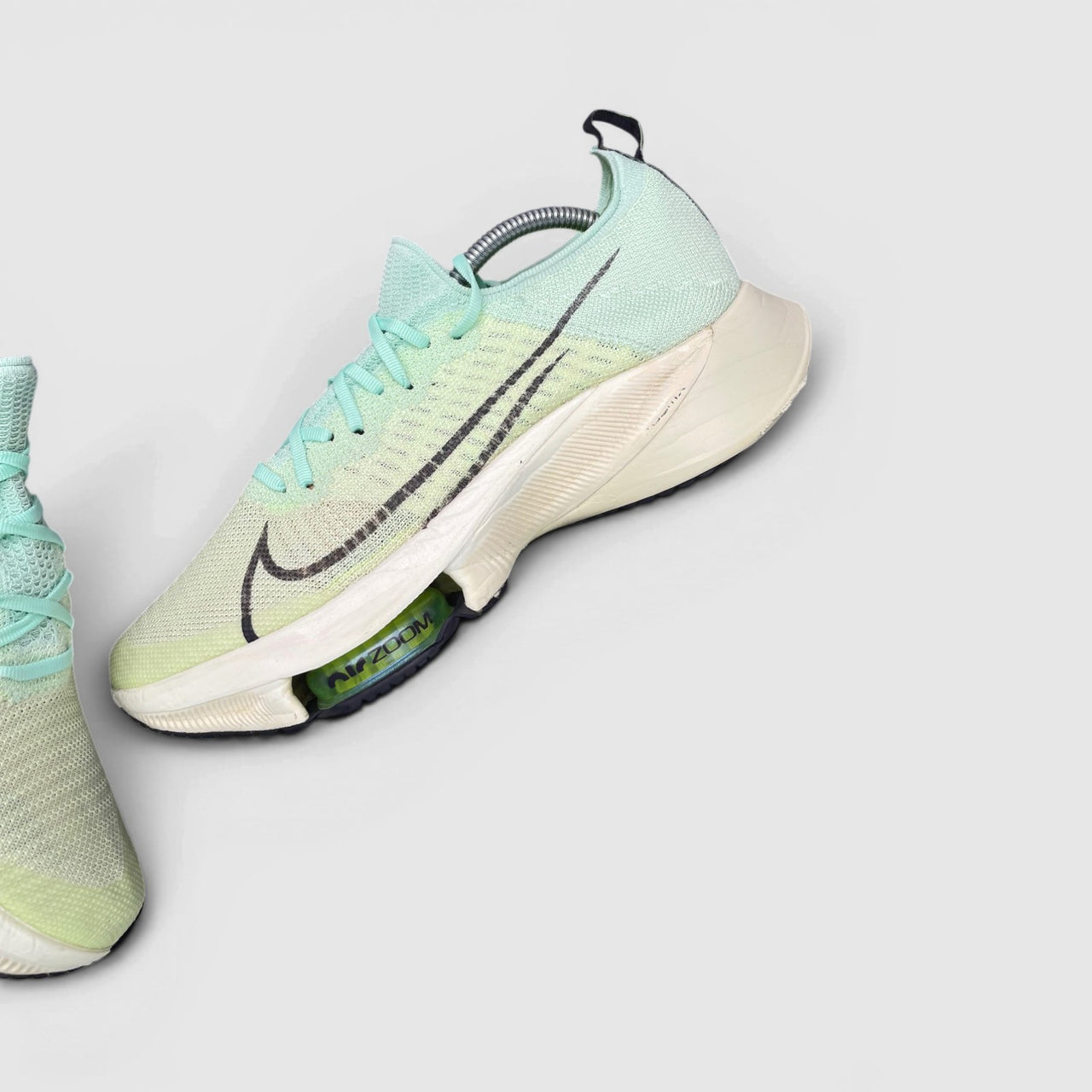 Nike Air Zoom Tempo NEXT% — buty sportowe męskie w bardzo dobrym stanie rozmiar 44.5, boczny profil, prawa strona