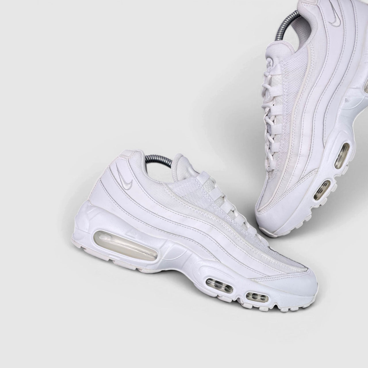 Nike Air Max 95 Essential Triple White — buty sportowe męskie w bardzo dobrym stanie rozmiar 42, boczny profil, prawa strona