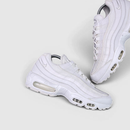 Nike Air Max 95 Essential Triple White — buty sportowe męskie w bardzo dobrym stanie rozmiar 42, boczny profil, prawa strona