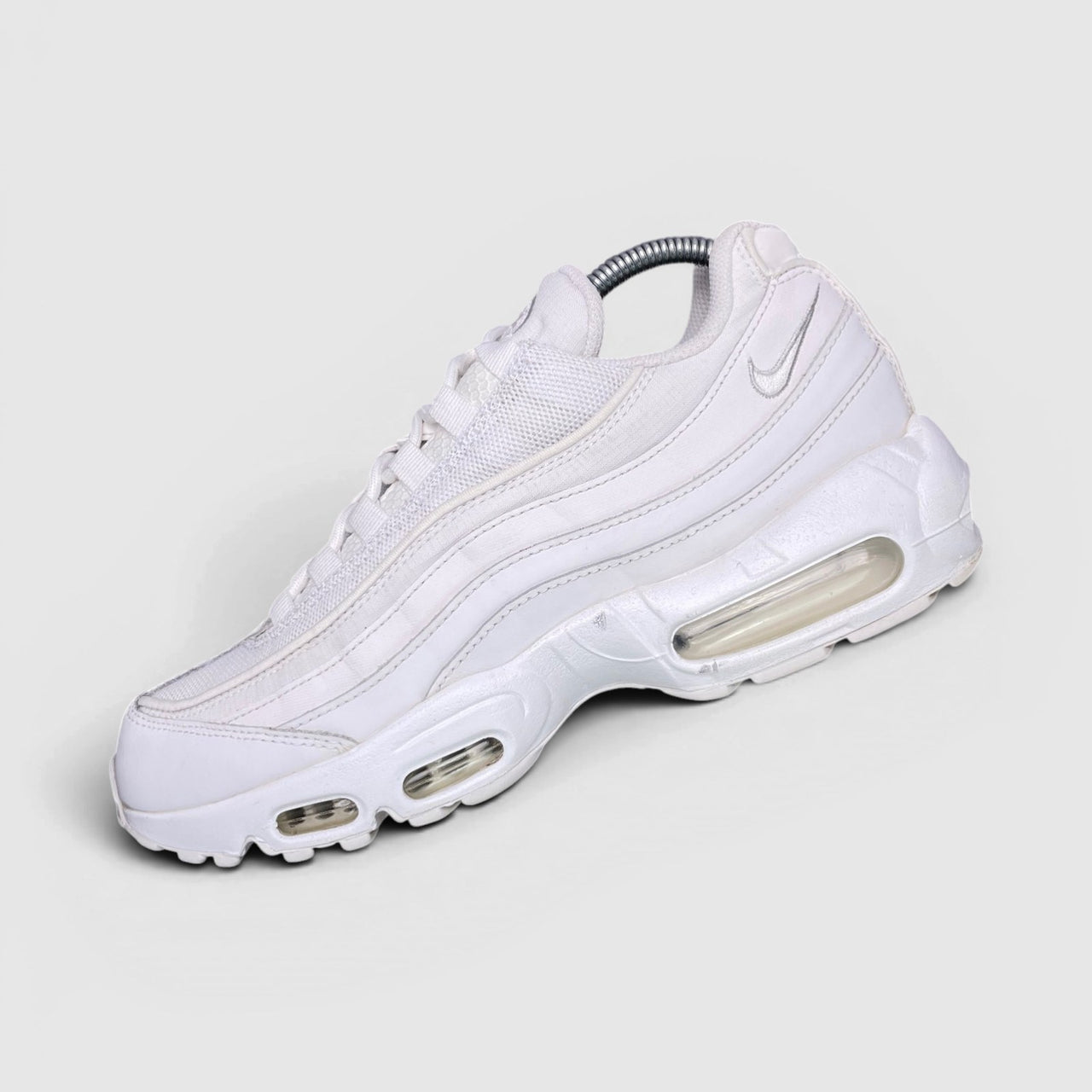 Nike Air Max 95 Essential Triple White — buty sportowe męskie w bardzo dobrym stanie rozmiar 42, boczny profil, prawa strona