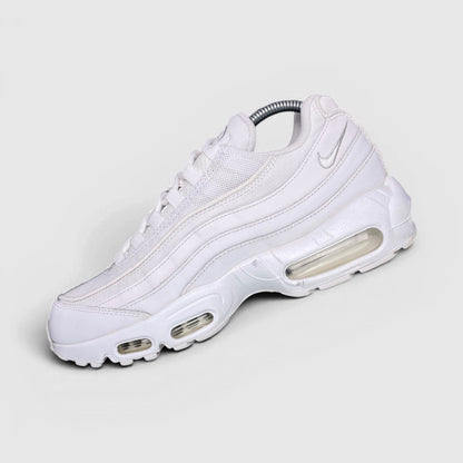Nike Air Max 95 Essential Triple White — buty sportowe męskie w bardzo dobrym stanie rozmiar 42, boczny profil, prawa strona