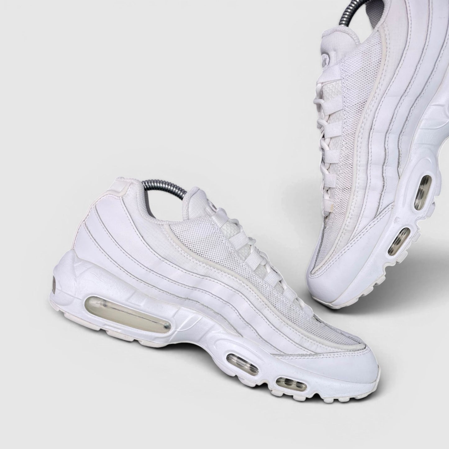 Nike Air Max 95 Essential Triple White — buty sportowe męskie w bardzo dobrym stanie rozmiar 42, boczny profil, prawa strona