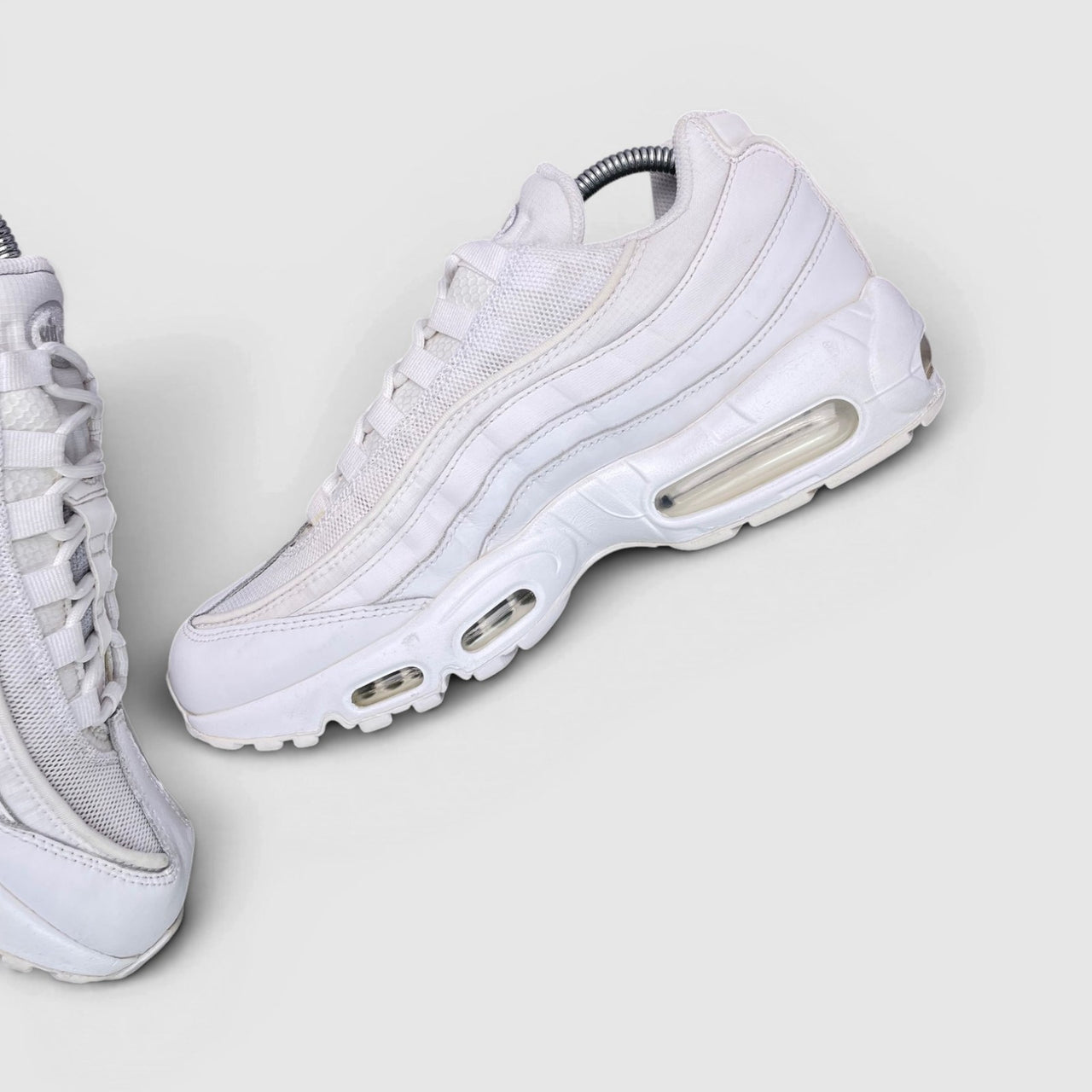 Nike Air Max 95 Essential Triple White — buty sportowe męskie w bardzo dobrym stanie rozmiar 42, boczny profil, prawa strona