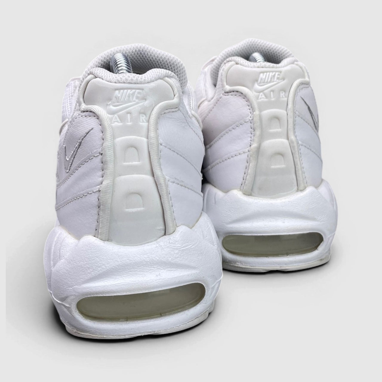 Nike Air Max 95 Essential Triple White — buty sportowe męskie w bardzo dobrym stanie rozmiar 42, widok z tyłu