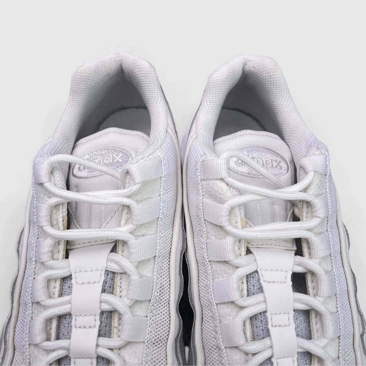 Nike Air Max 95 Essential Triple White — buty sportowe męskie w bardzo dobrym stanie rozmiar 42, widok z góry