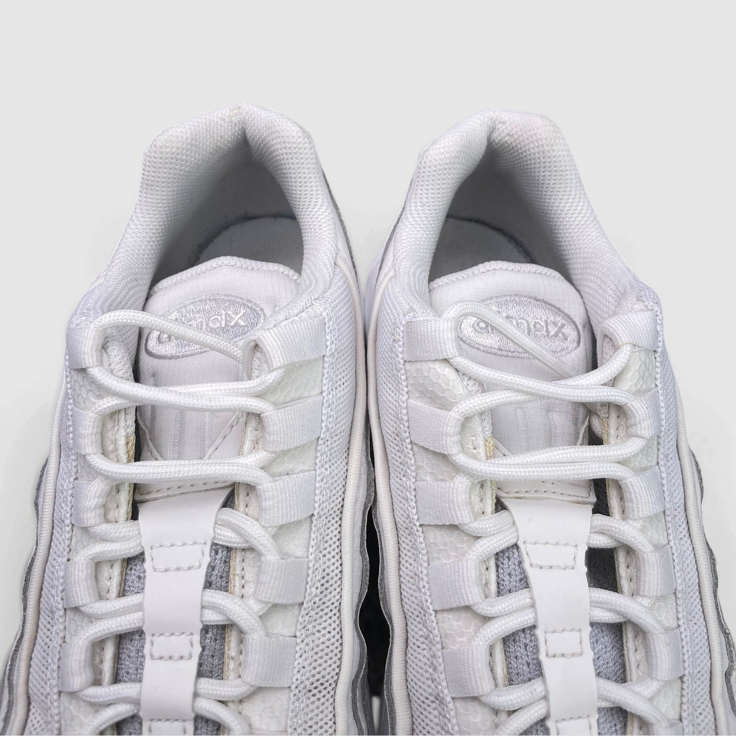 Nike Air Max 95 Essential Triple White — buty sportowe męskie w bardzo dobrym stanie rozmiar 42, widok z góry