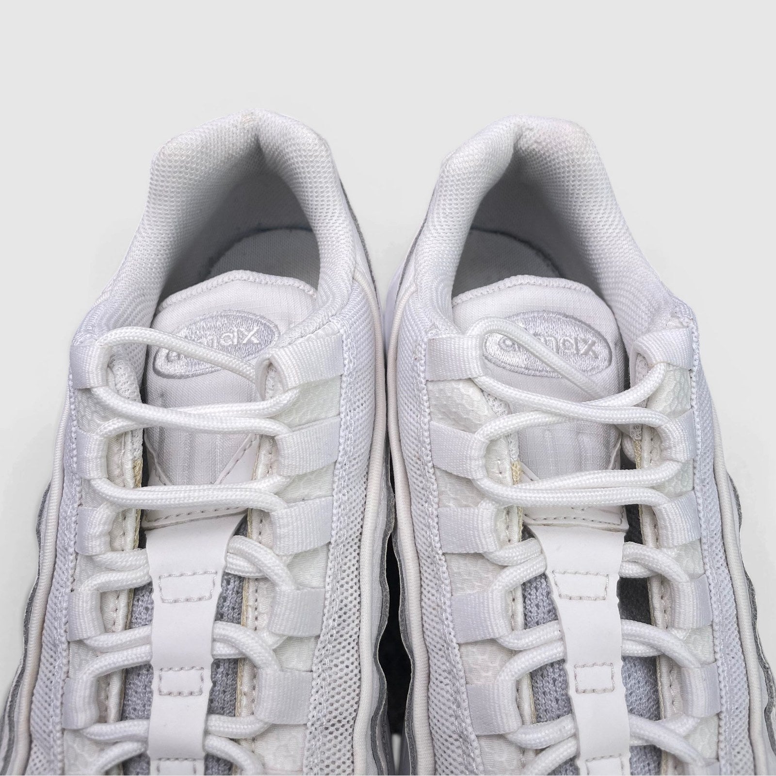Nike Air Max 95 Essential Triple White — buty sportowe męskie w bardzo dobrym stanie rozmiar 42, widok z góry