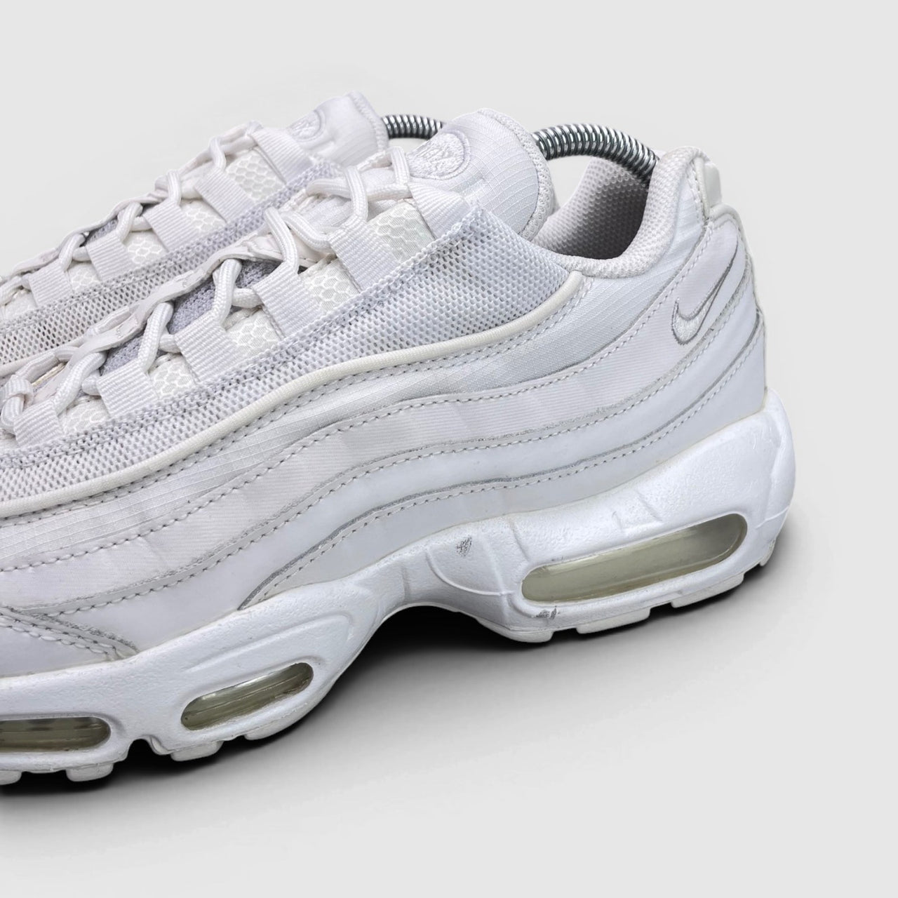 Nike Air Max 95 Essential Triple White — buty sportowe męskie w bardzo dobrym stanie rozmiar 42, boczny profil, prawa strona