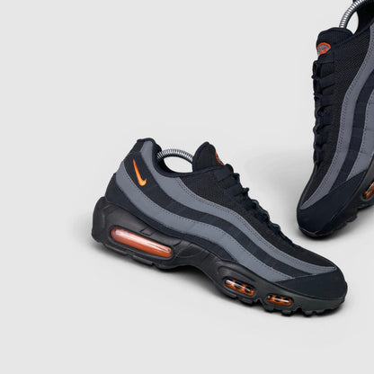 Nike Air Max 95 Black/Grey Safety Orange — buty sportowe męskie w bardzo dobrym stanie rozmiar 44, boczny profil, lewa strona