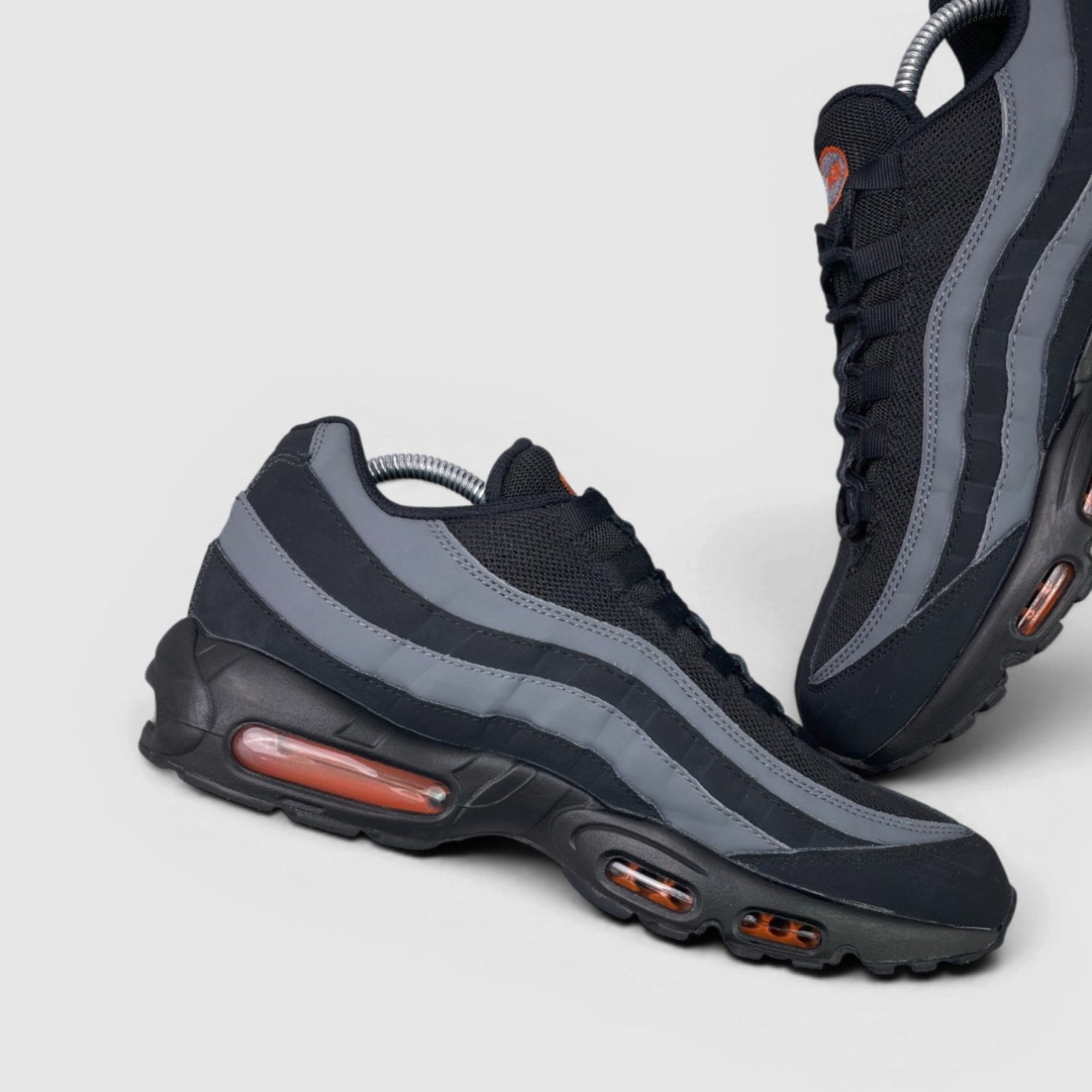 Nike Air Max 95 Black/Grey Safety Orange — buty sportowe męskie w bardzo dobrym stanie rozmiar 44, boczny profil, lewa strona