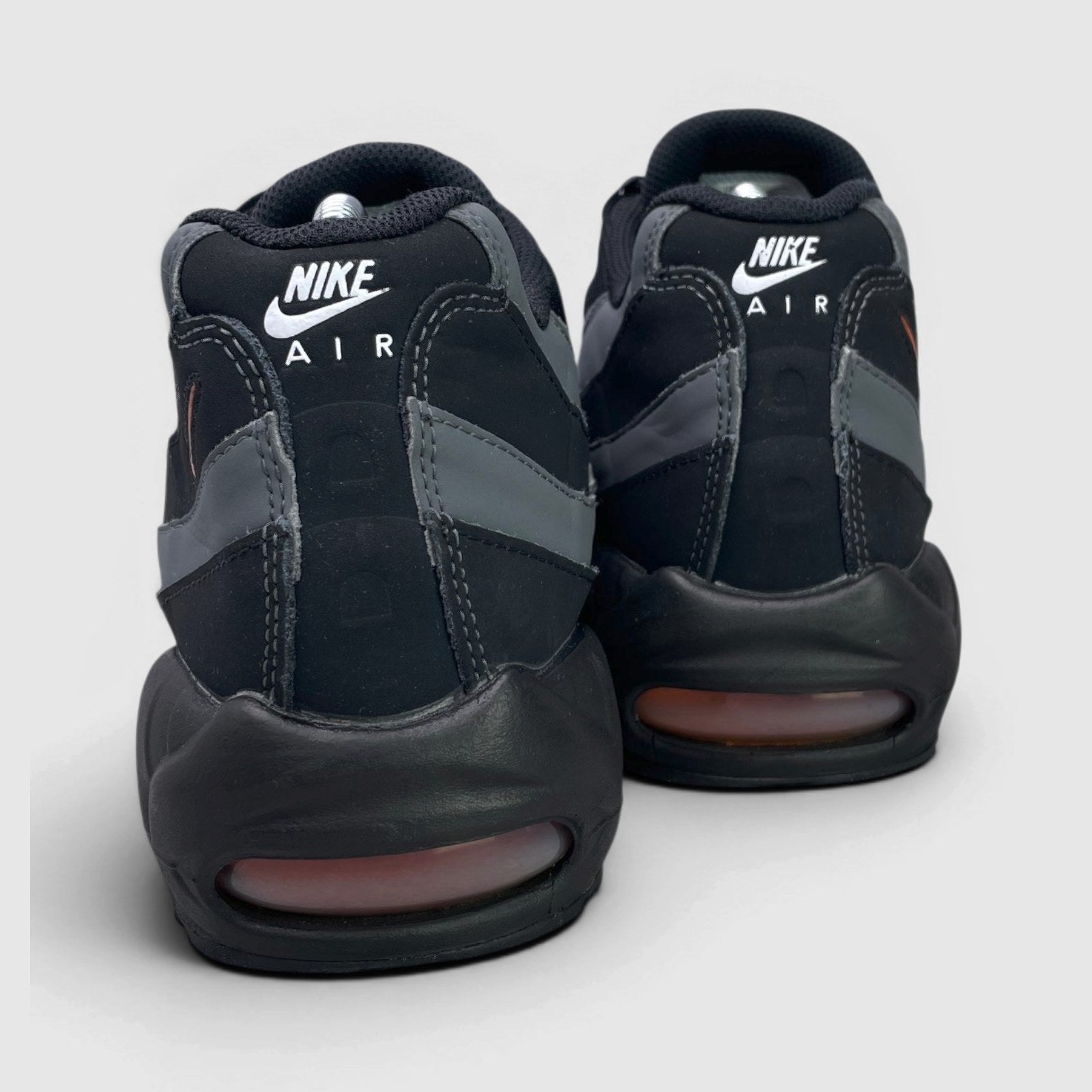 Nike Air Max 95 Black/Grey Safety Orange — buty sportowe męskie w bardzo dobrym stanie rozmiar 44, widok z tyłu
